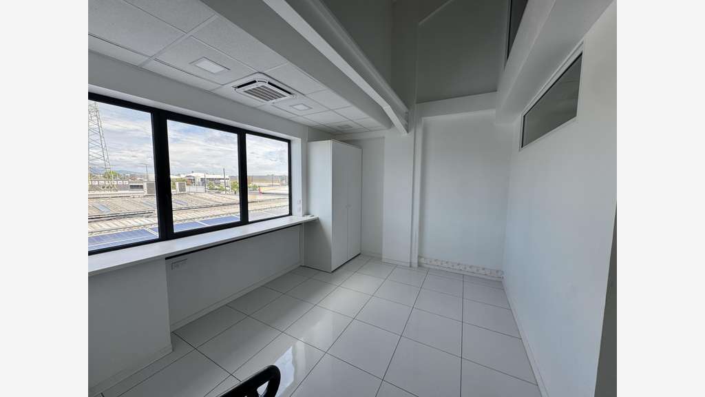 A louer bureaux 128m² R+1 à Baie-Mahault Jarry