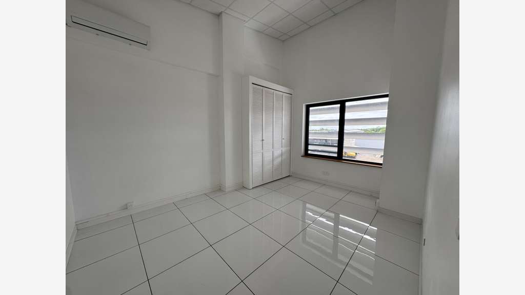 A louer bureaux 128m² R+1 à Baie-Mahault Jarry