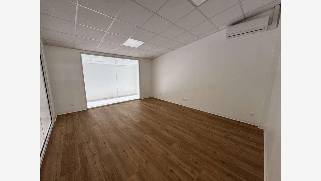 A louer bureaux 128m² R+1 à Baie-Mahault Jarry
