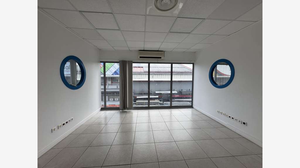 A louer bureaux de 133m² au 1er étage Baie Mahault