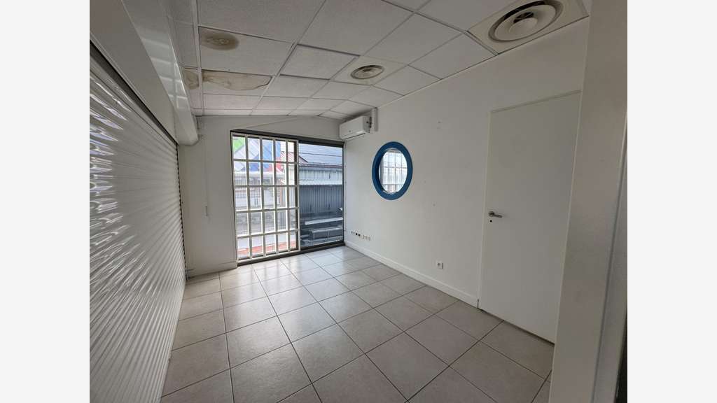 A louer bureaux de 133m² au 1er étage Baie Mahault