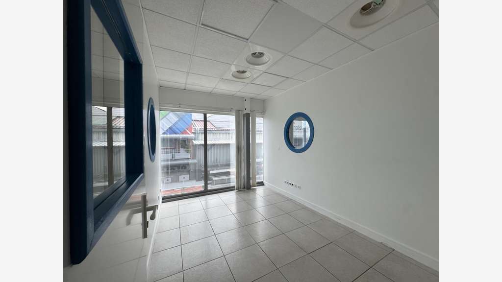 A louer bureaux de 133m² au 1er étage Baie Mahault