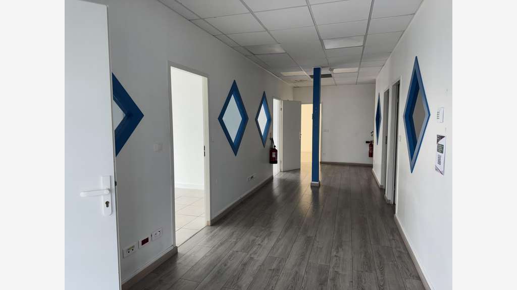 A louer bureaux de 133m² au 1er étage Baie Mahault