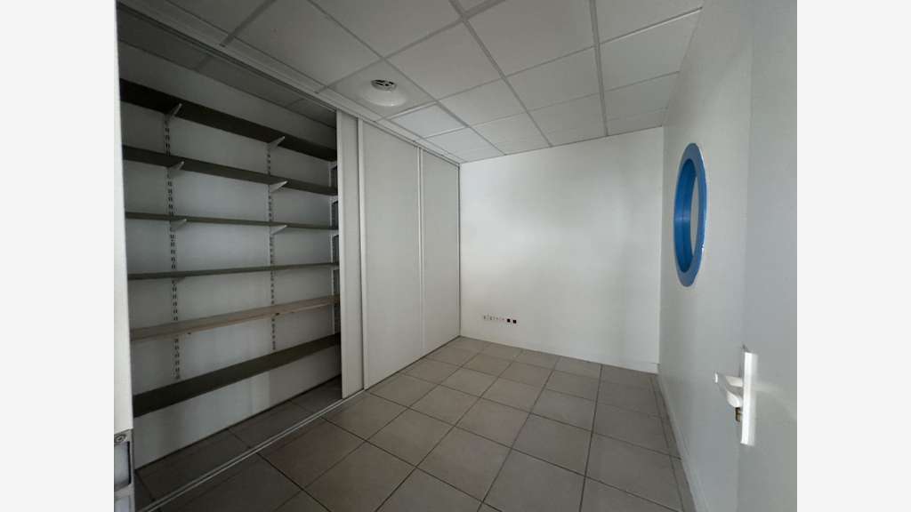 A louer bureaux de 133m² au 1er étage Baie Mahault