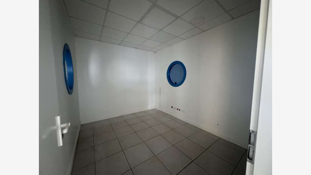 A louer bureaux de 133m² au 1er étage Baie Mahault