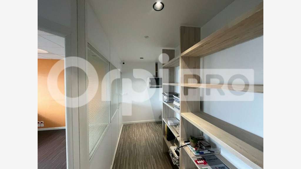 Local à louer de 106m² en RDC à Baie Mahault