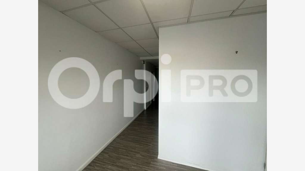 Local à louer de 106m² en RDC à Baie Mahault