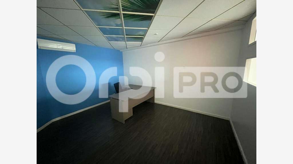 Local à louer de 106m² en RDC à Baie Mahault