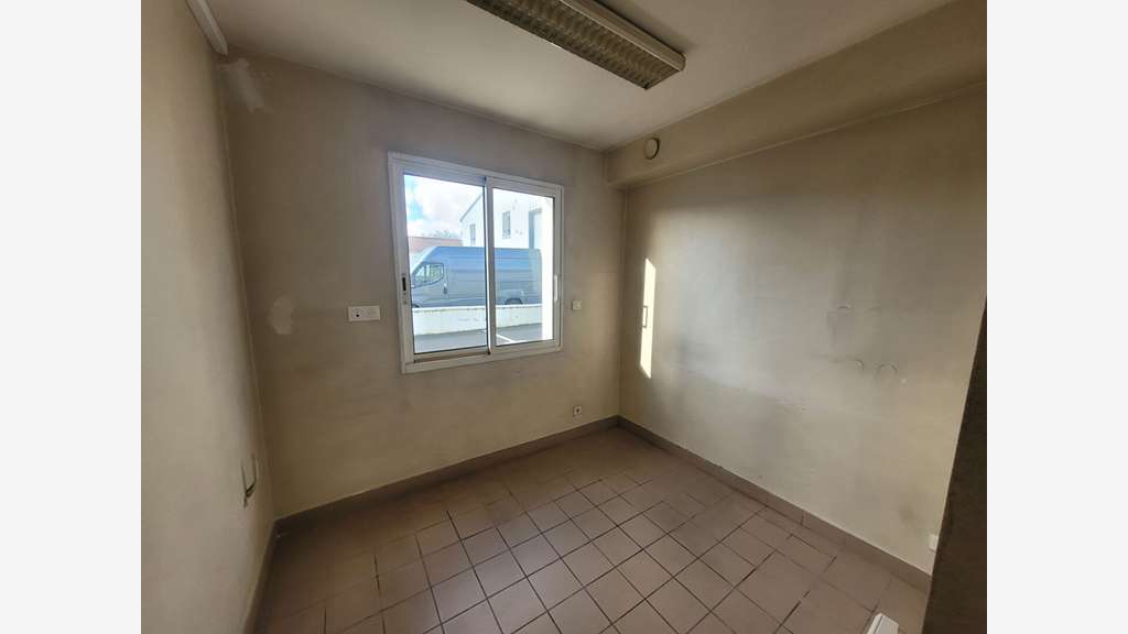 A louer atelier + bureaux Basse-Goulaine Pôle Sud