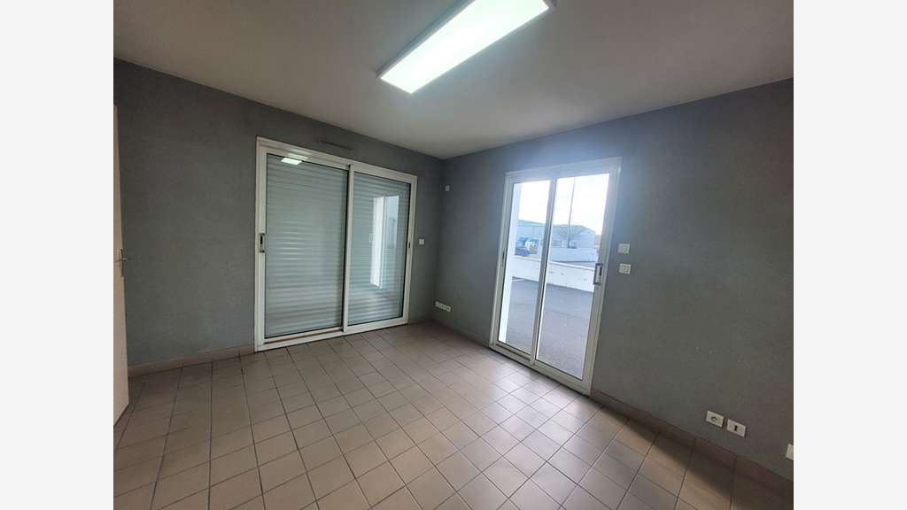 A louer atelier + bureaux Basse-Goulaine Pôle Sud
