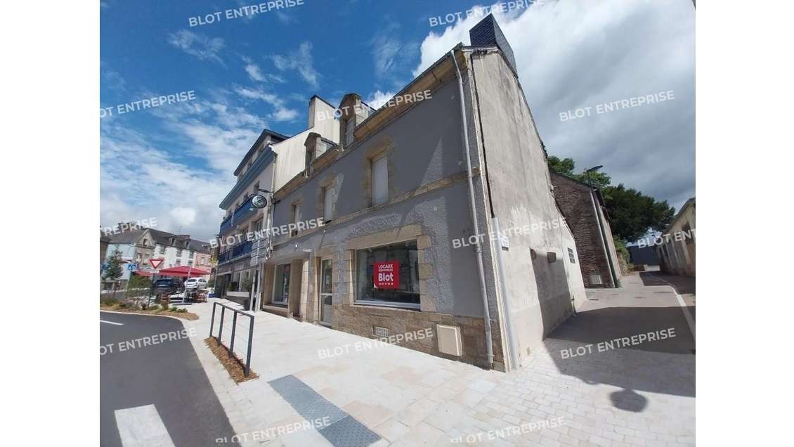 A louer local commerce 72m² belle visibilité Baud