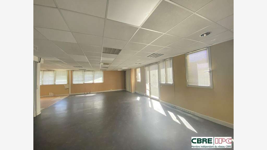 Location bureaux de 378m² en RDC à Bayonne