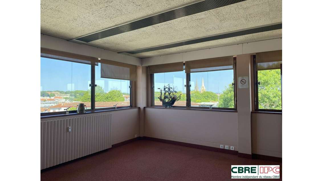 Location bureaux R+5 à Bayonne quartier des Arènes