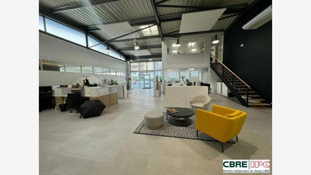 Location local commercial 873m² ZI Bayonne