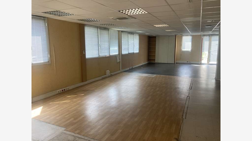 A louer bureaux 378m² RDC proche BAB 2