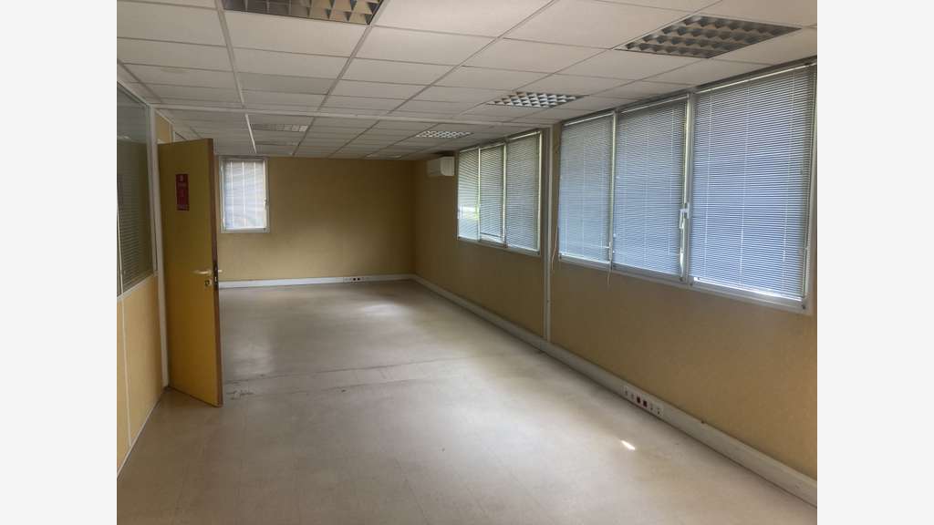 A louer bureaux 378m² RDC proche BAB 2