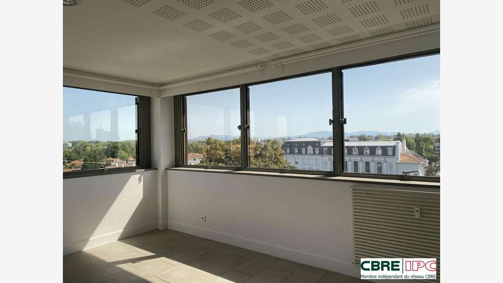 Location bureaux 113m² lumineux à Bayonne Arènes