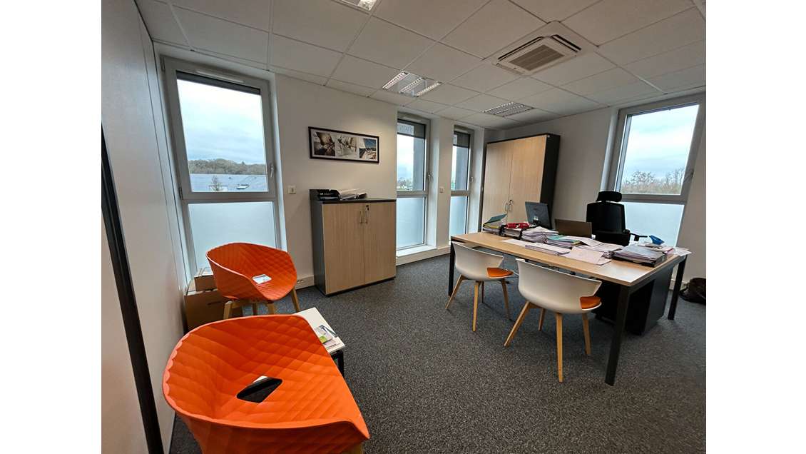 A louer bureaux de 386m² en R+1 à Beaucouzé 