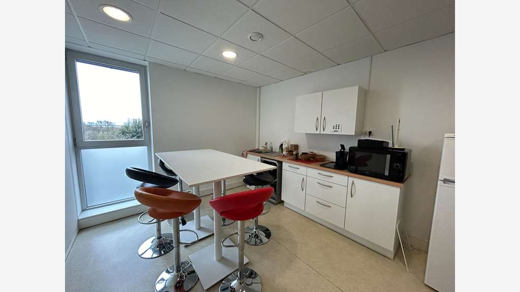 A louer bureaux de 386m² en R+1 à Beaucouzé