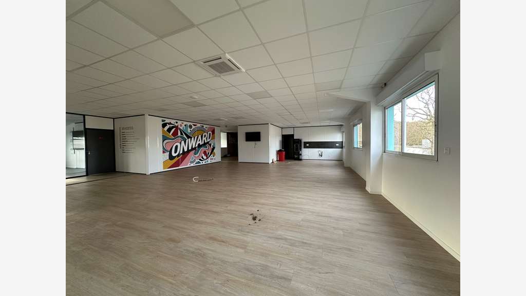 Bureaux 600m² R+1 à louer à Beaucouzé