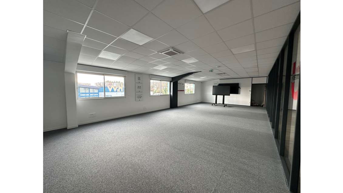 Bureaux 600m² R+1 à louer à Beaucouzé