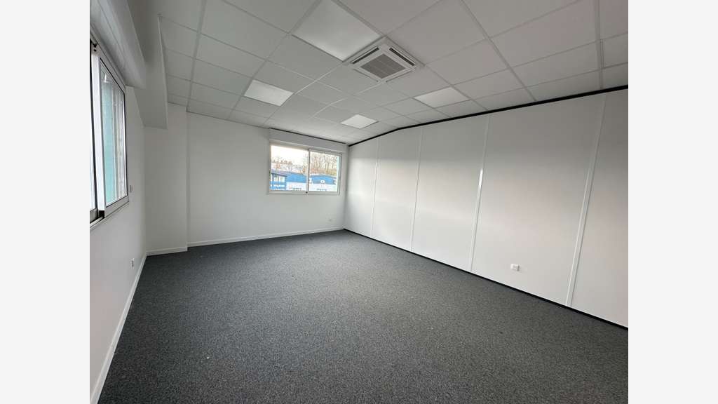 Bureaux 600m² R+1 à louer à Beaucouzé