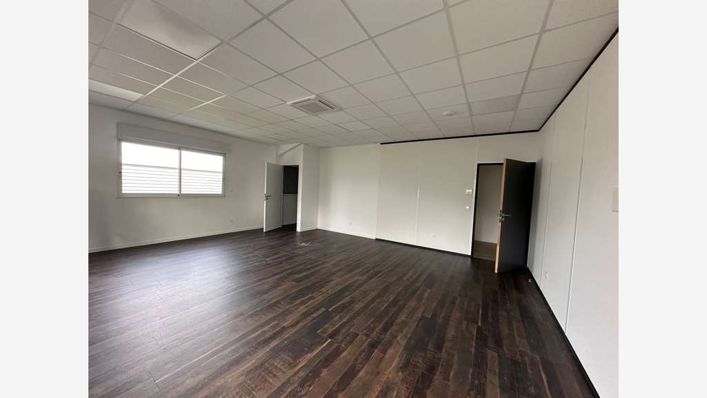 Bureaux 600m² R+1 à louer à Beaucouzé