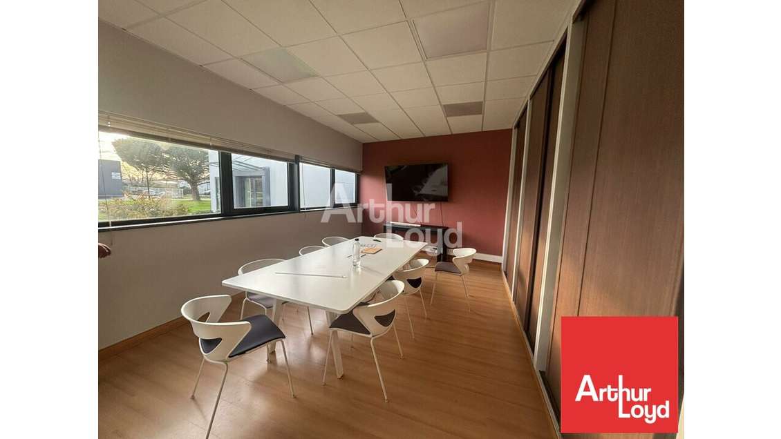 Bureaux 900m² à louer belle visibilité Bellevigny 