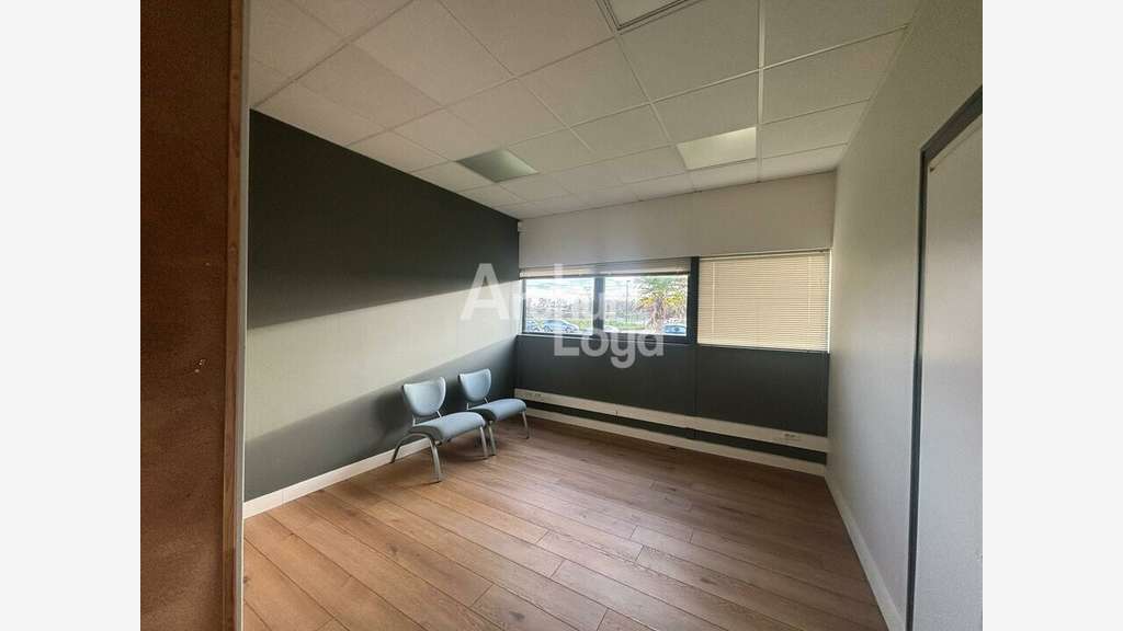 Bureaux 900m² à louer belle visibilité Bellevigny