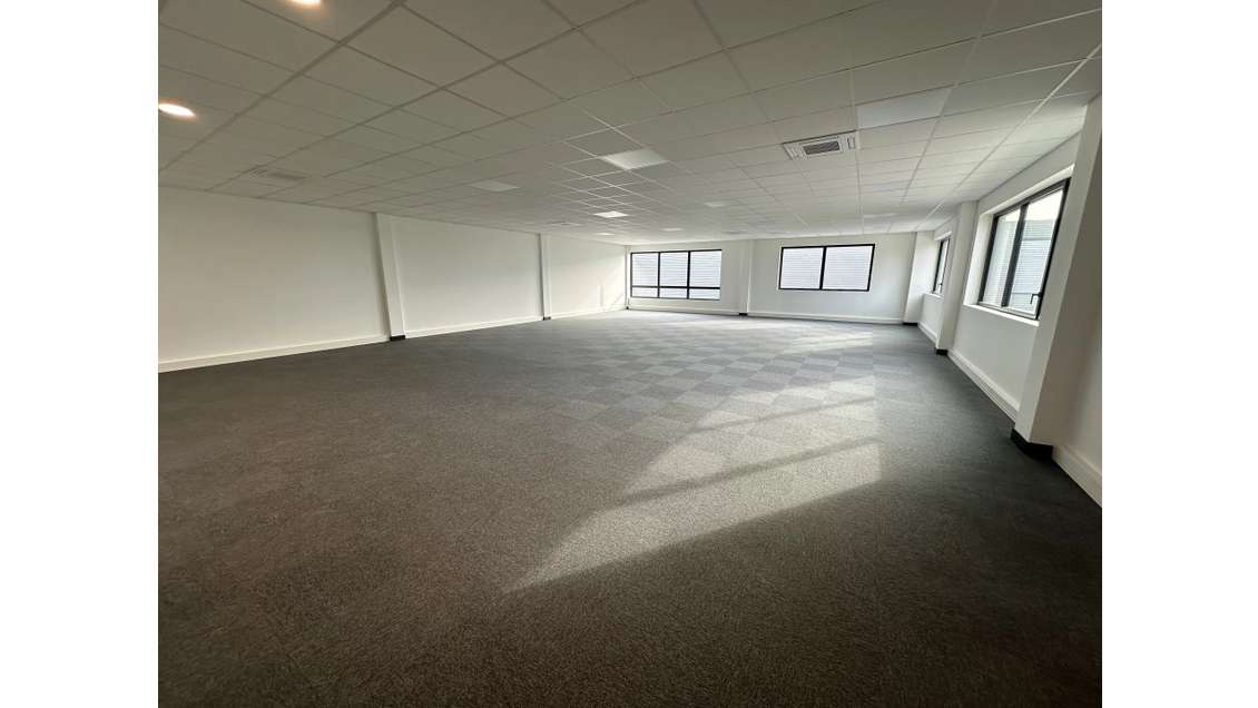 A louer bureaux 279m² Zac de l'Ormes  à Belloy
