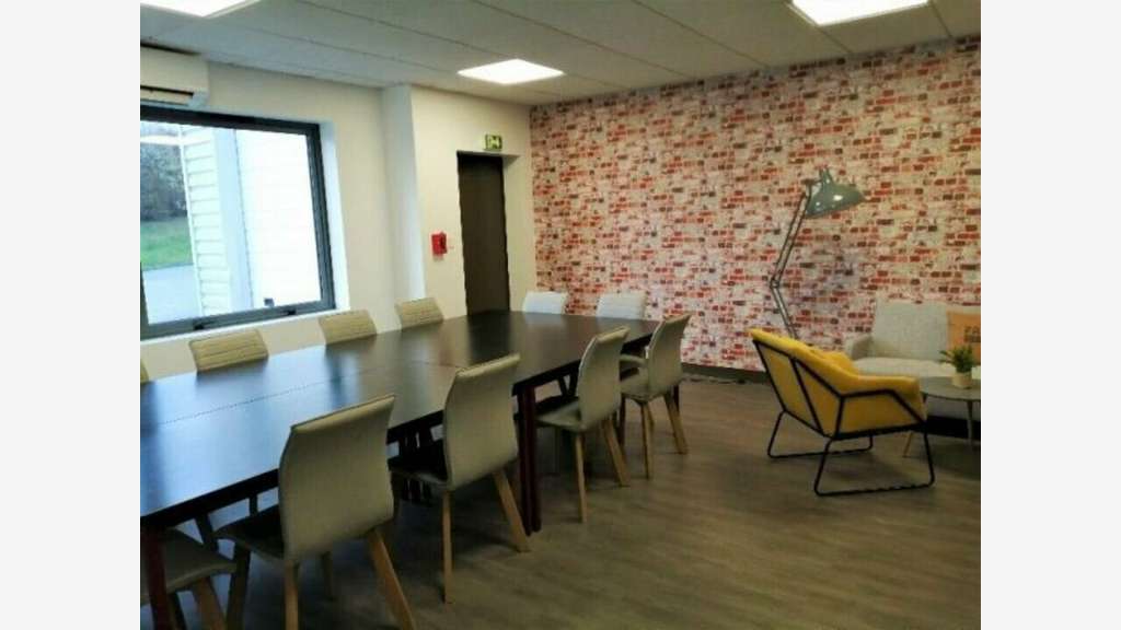 Bureau individuel 12m² à louer à Berd'huis