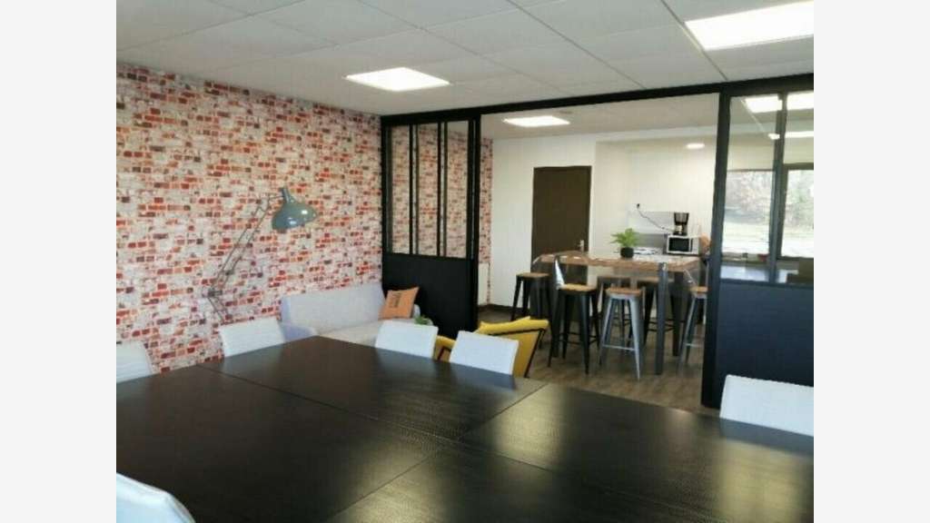 Bureau individuel 12m² à louer à Berd'huis