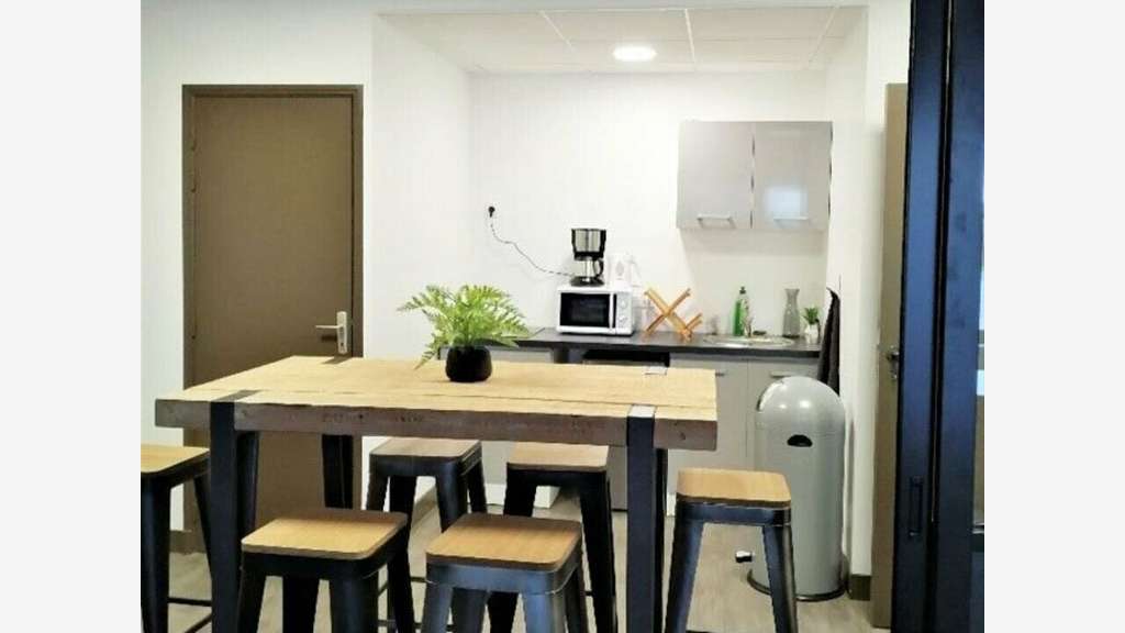 Bureau individuel 12m² à louer à Berd'huis