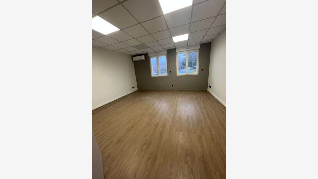 A louer bureaux RDC rampe PMR de 109m² à Besançon
