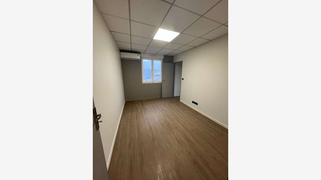 A louer bureaux RDC rampe PMR de 109m² à Besançon
