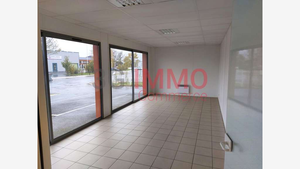 A louer bureaux de 240m² avec parkings à Bessines