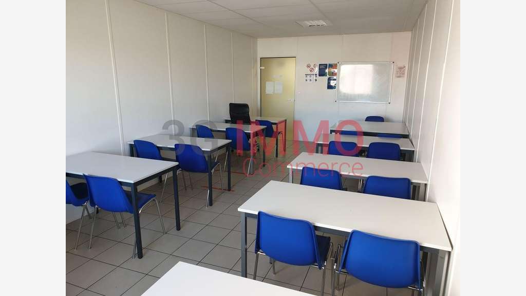 A louer bureaux de 240m² avec parkings à Bessines
