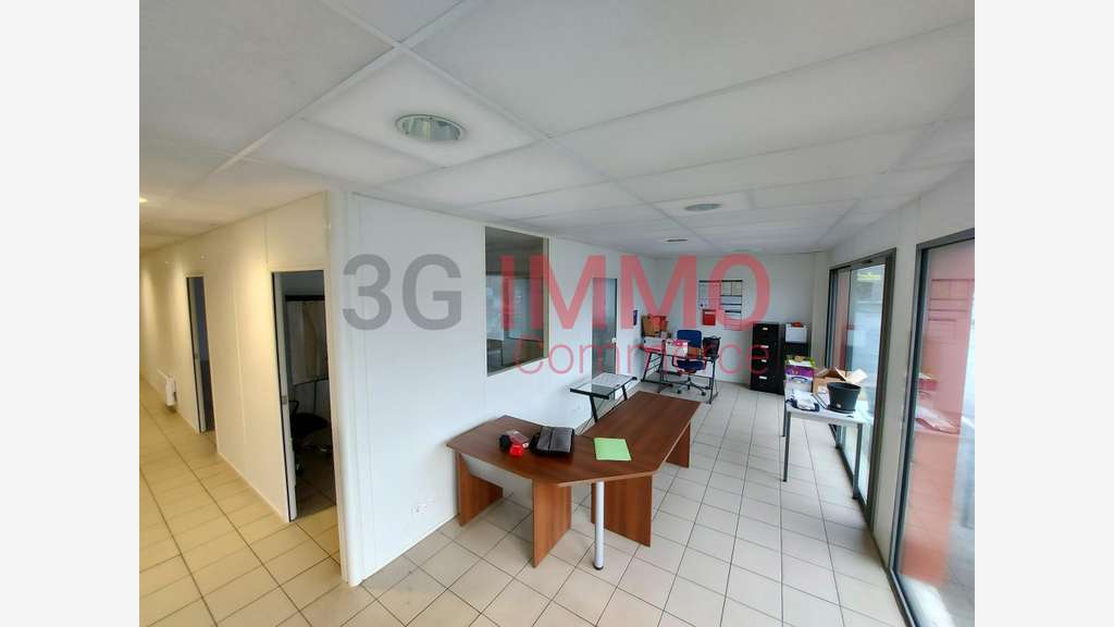 A louer bureaux de 240m² avec parkings à Bessines