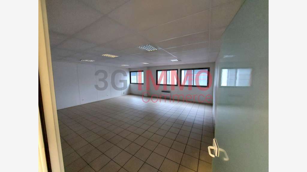 A louer bureaux de 240m² avec parkings à Bessines