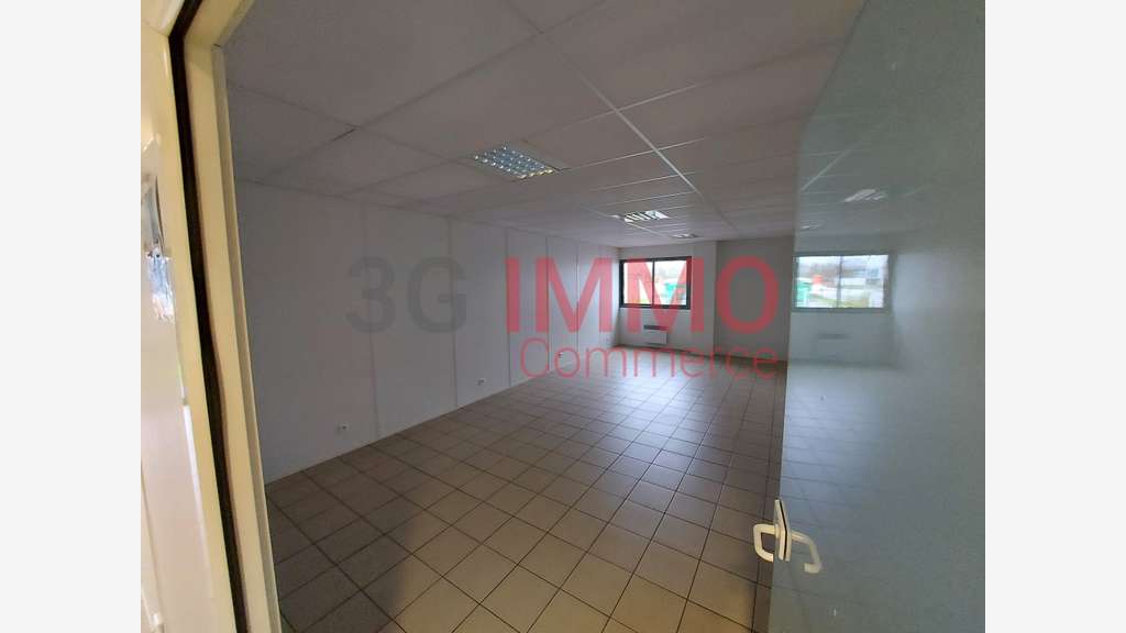 A louer bureaux de 240m² avec parkings à Bessines