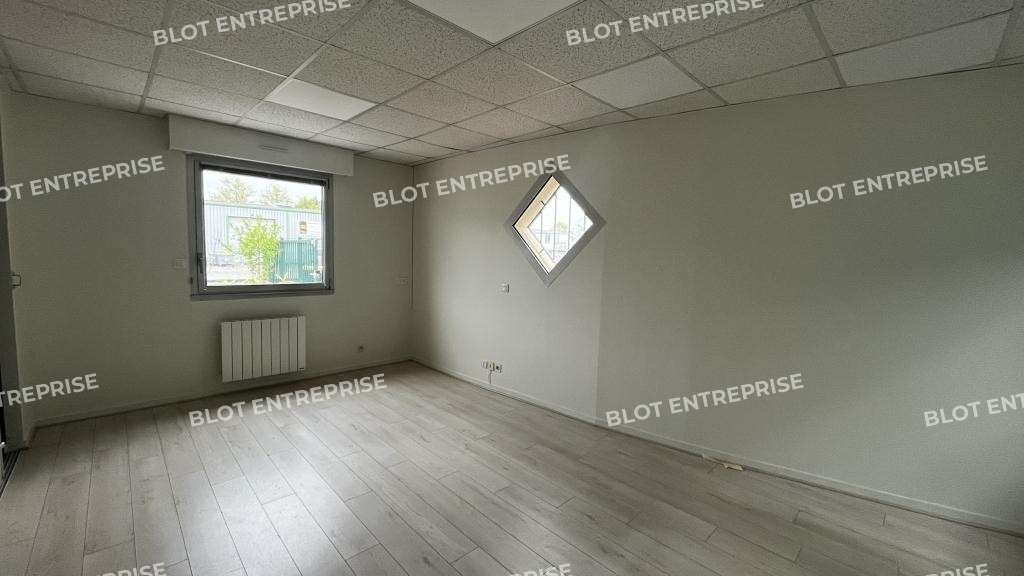 A louer bureaux de 221m² + parkings à Betton