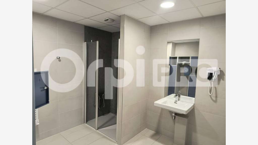 Bureaux de 811m² à louer au 2ème étage à Bezannes