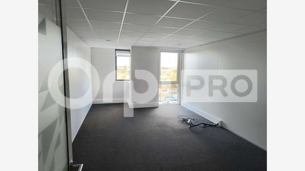 Bureaux de 811m² à louer au 2ème étage à Bezannes