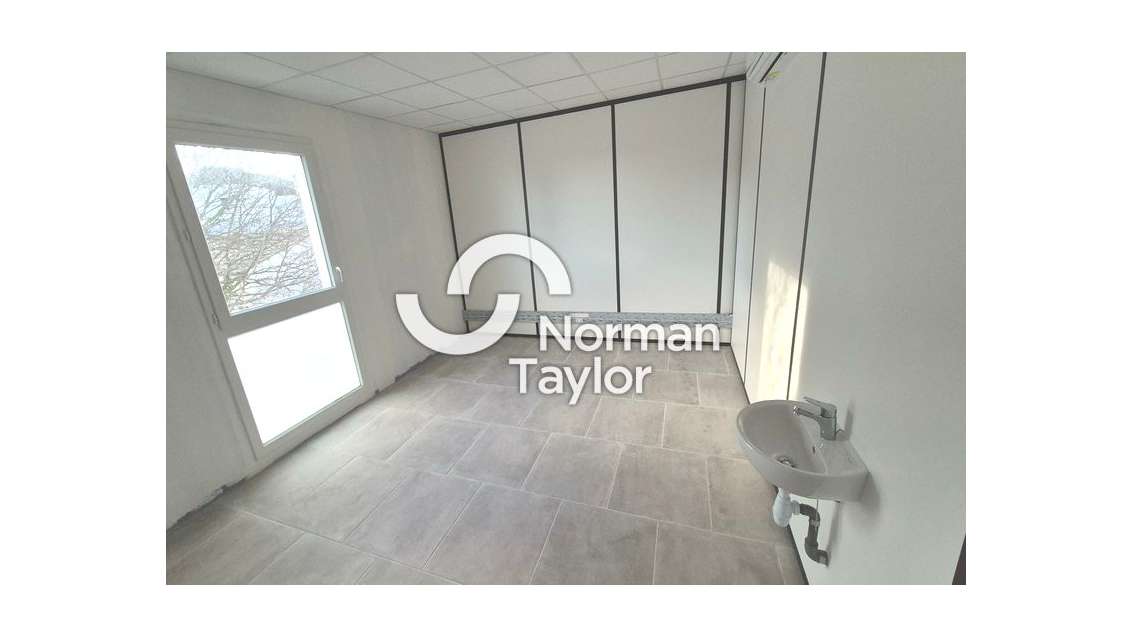 Bureaux 127m² aux normes ERP à louer à Béziers