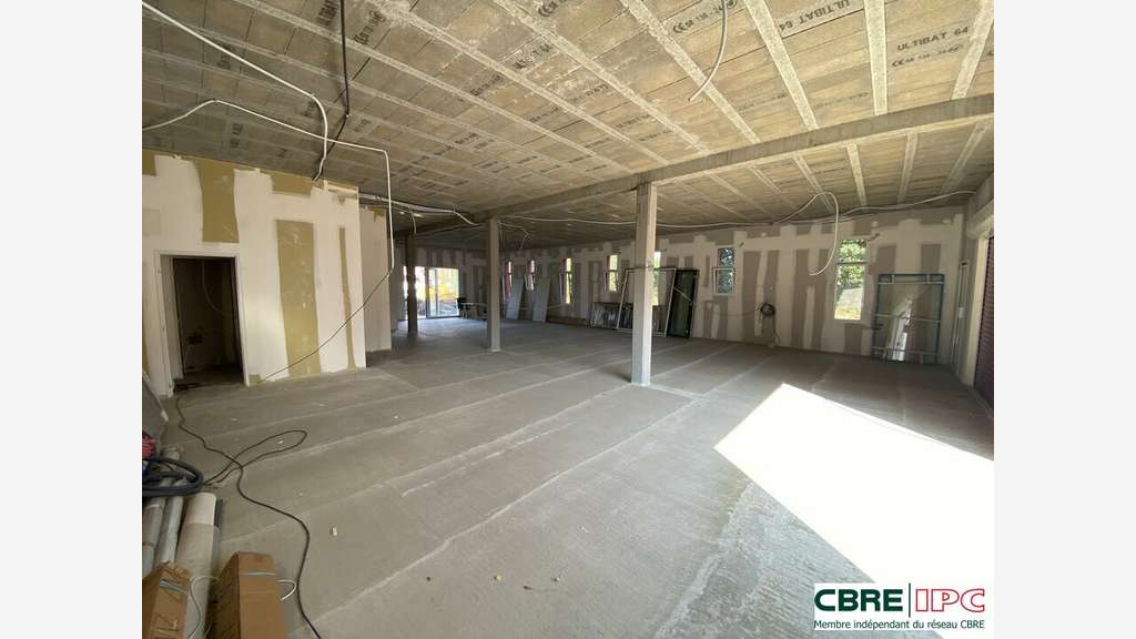 Location local neuf brut de béton 151m² à Bidart