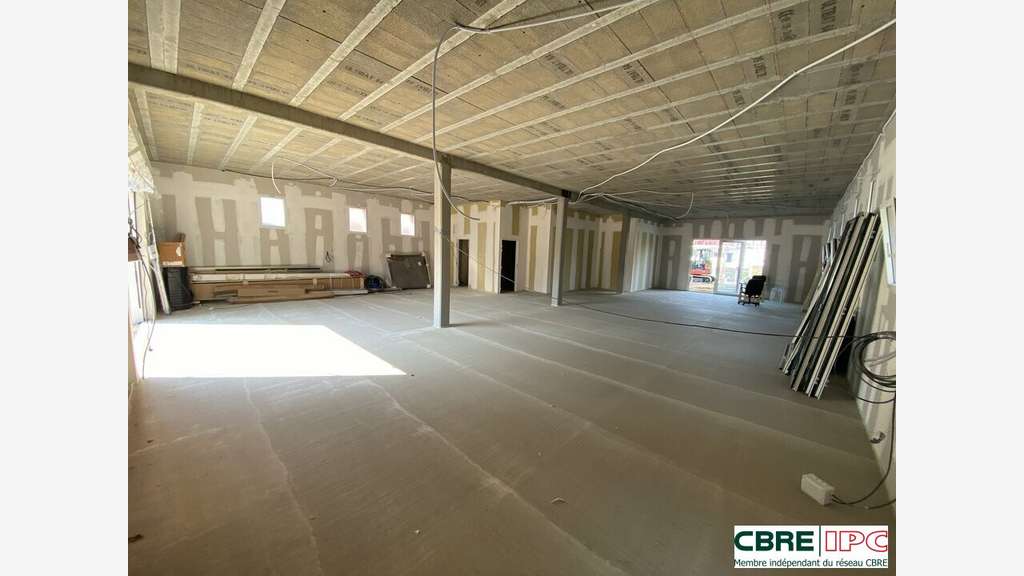 Location local neuf brut de béton 151m² à Bidart