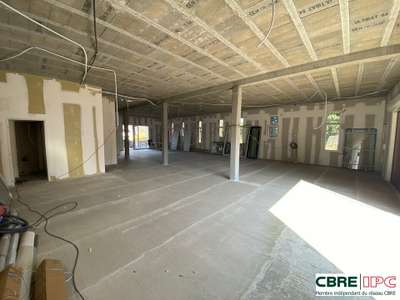 Location local neuf brut de béton 127m² à Bidart