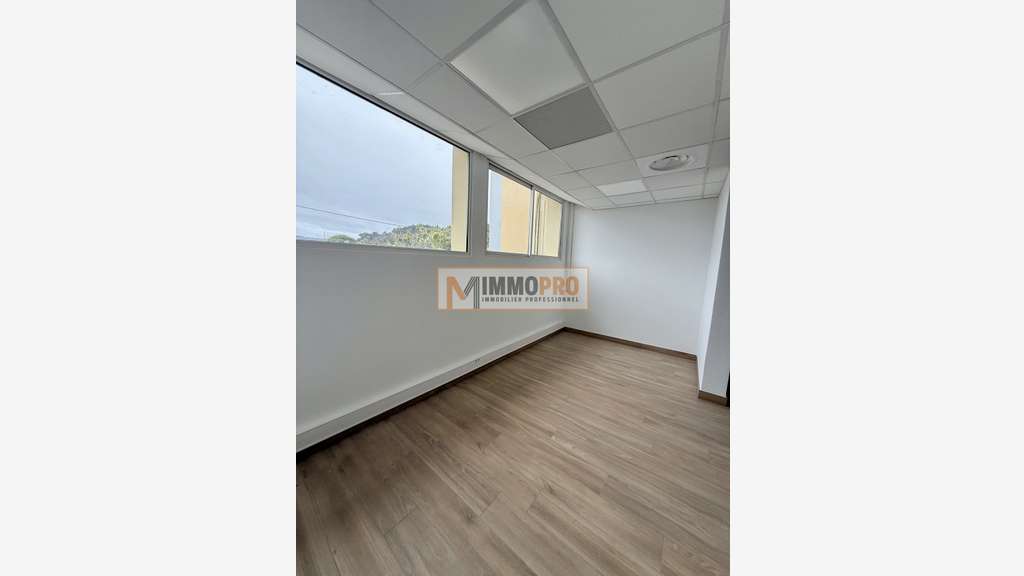 Bureaux 250m² + terrasse 43m² R+1 7 parkings Biot