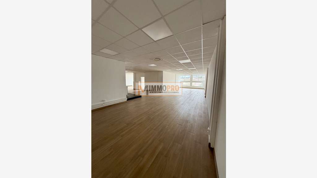 Bureaux 250m² + terrasse 43m² R+1 7 parkings Biot