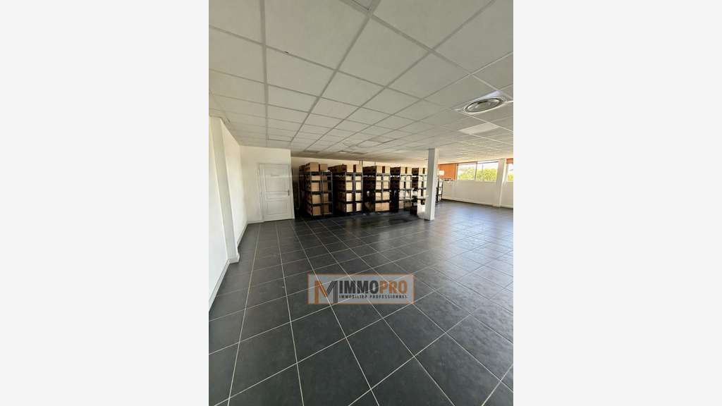 Loue bureaux ERP 146m² en R+1 avec parkings à Biot